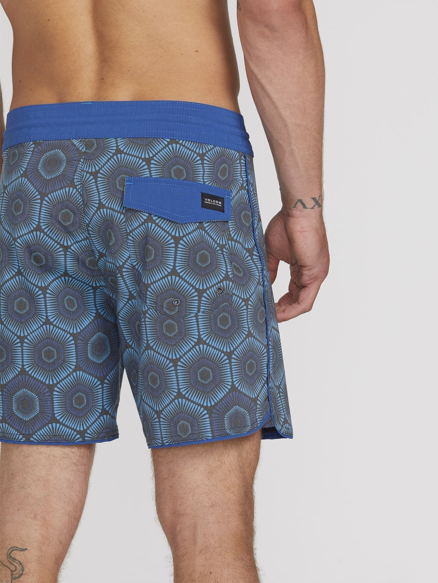 Sun Medallion 16" Boardshort - Black